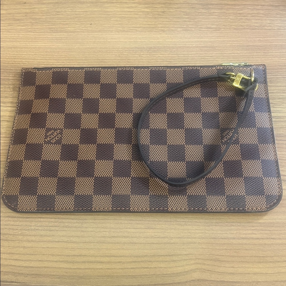 Louis Vuitton Damier Pochette/Wristlet